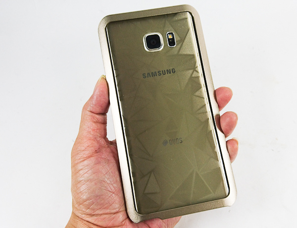 框内部挤压到手机 我的note5有全机包膜,同样可直接安装不会卡卡的