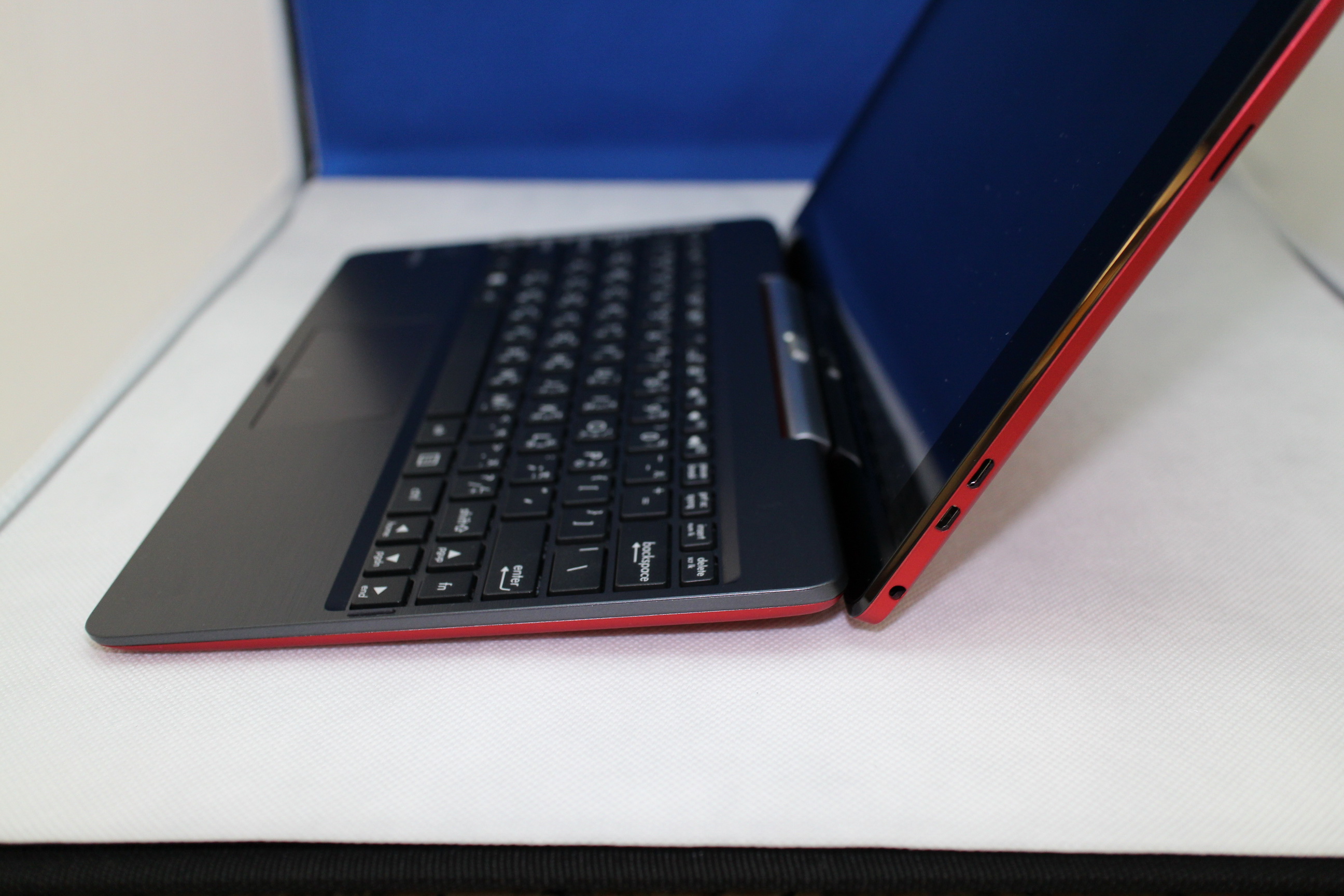 轻盈小巧 asus t100 变形windows笔电「魅力红」开箱