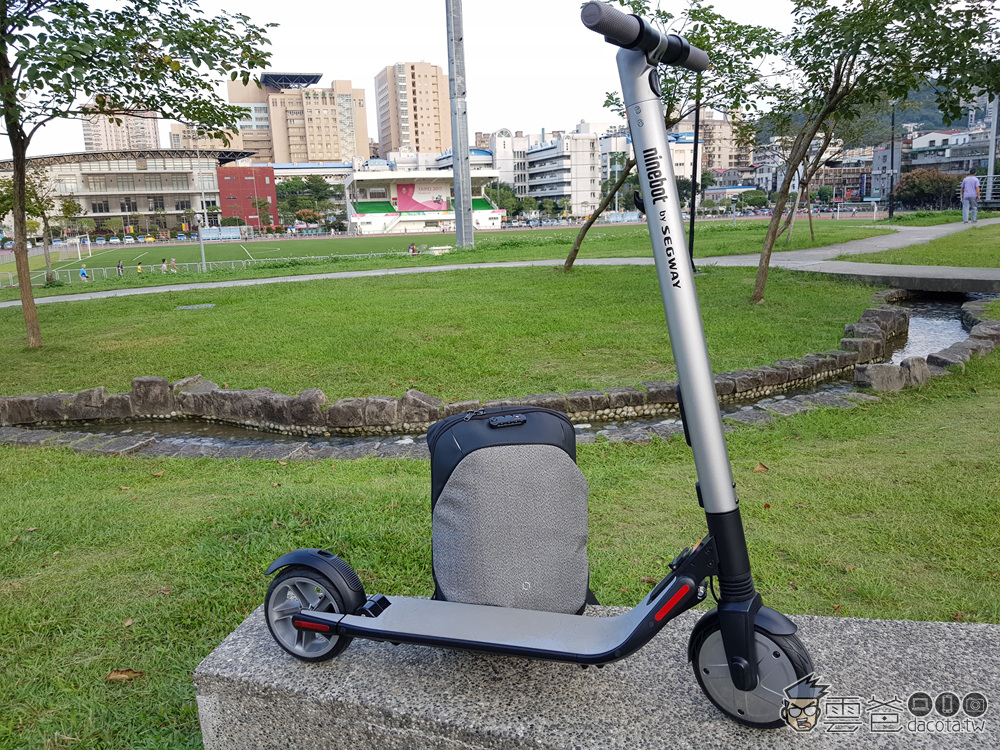 優異騎乘感再進化 Ninebot Es2 九號電動滑板車 開箱 評測 雲爸的私處